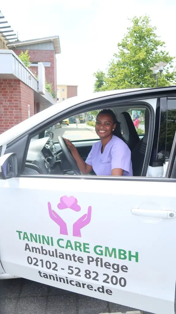 Pflegekraft der Tanini Care GmbH Ratingen im Dienstwagen